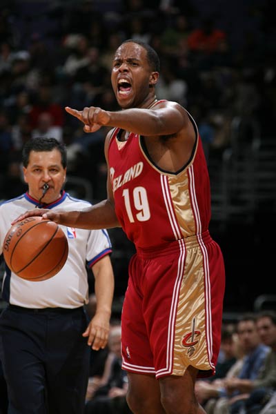 她在一次跨 她在一次跨